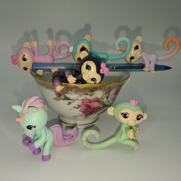 Wowed Fingerlings (non robotic) - Picture 1 of 4